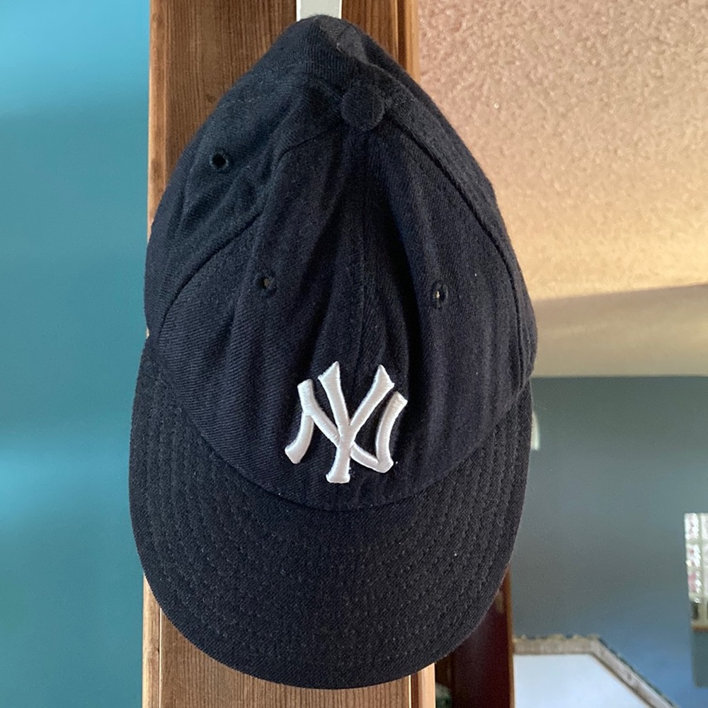Boys Black New York Yankees Cap Size 6 7/8